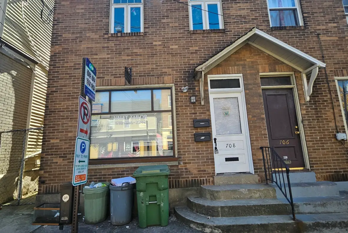 +/-1,250 SF Street Retail Space Available for Lease