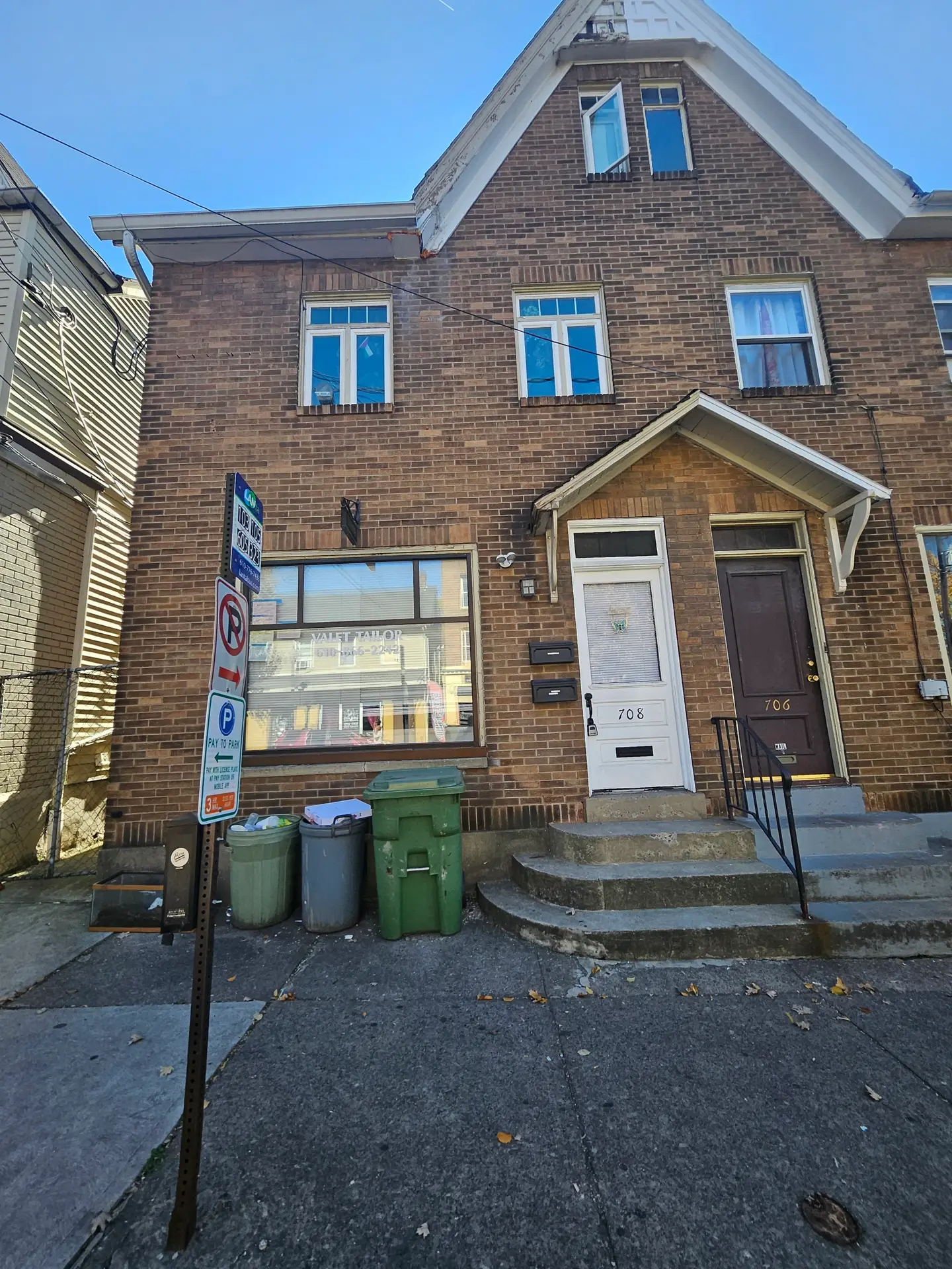 +/-1,250 SF Street Retail Space Available for Lease